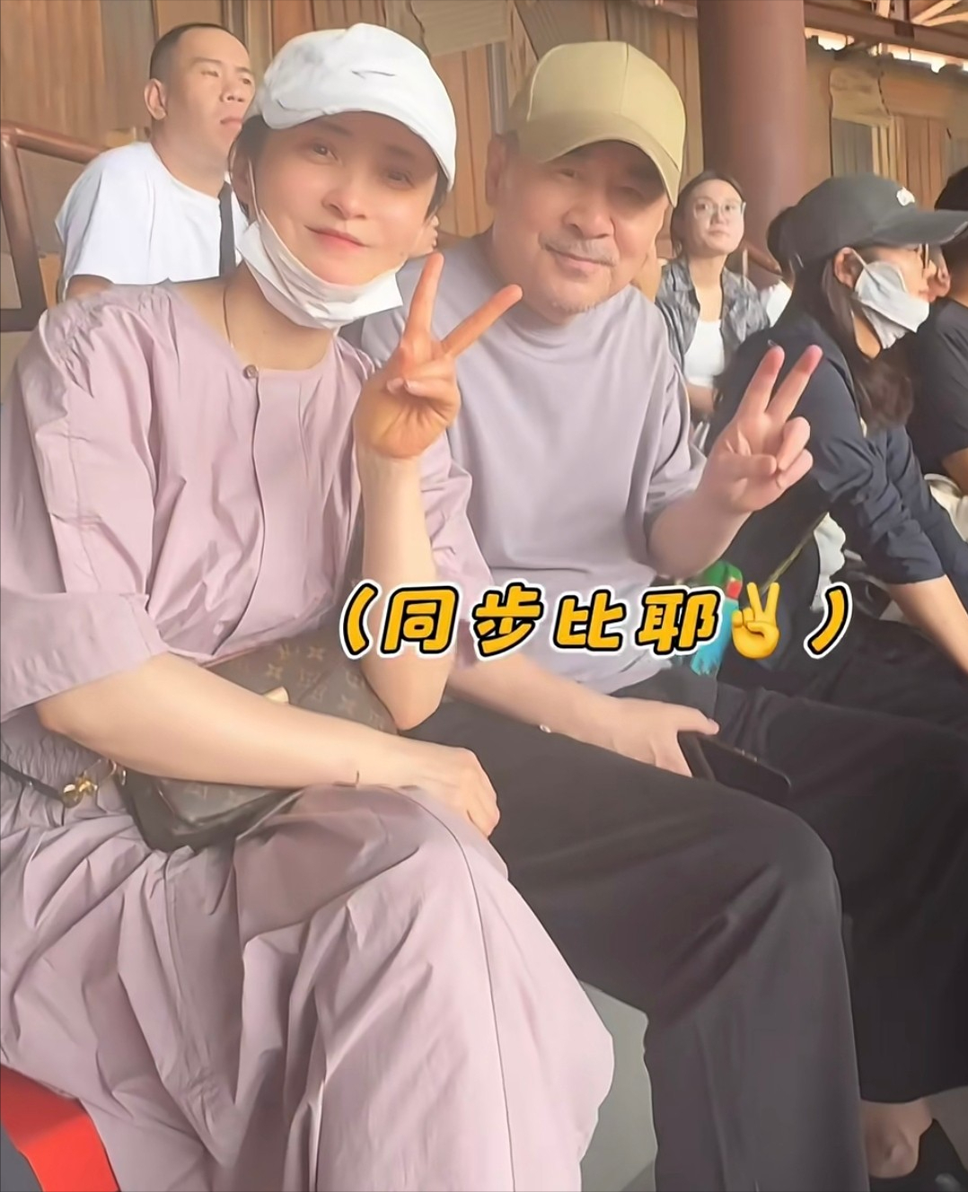 华体会入口-50岁蒋勤勤带娃出游,挽陈建斌胳膊超黏人,背2万包状态碾压老公