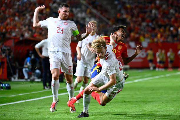 华体会官网-德拉富恩特：对手踢亚马尔？不踢他难道亲他？